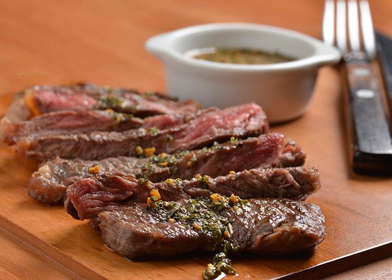 Contra-filé com alho e orégano